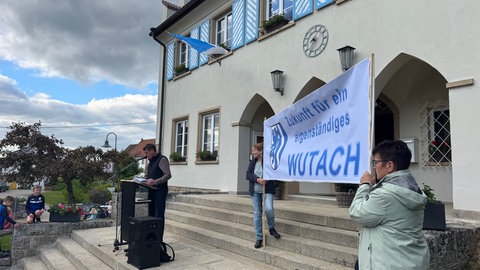 Ein Plakat vor einem Gebäude. In Wutach fordern viele Menschen den Rücktritt des Bürgermeisters.