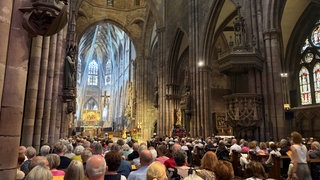 Mehrere tausend Meter feines Garn ziehen sich nun durch das Freiburger Münster. 