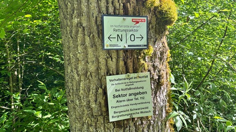 Ein Rettungssektorenschild am Schluchtensteig im Schwarzwald. Die Buchstaben sollen der Bergwacht bei der Rettung von verletzten Wanderern helfen.
