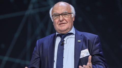 Der Unternehmer Martin Herrenknecht spricht in dunkelblauem Anzug bei einer Veranstaltung in der Jahrhunderthalle.