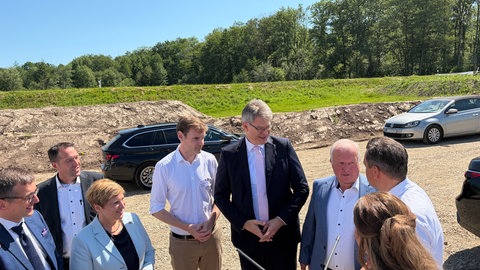 Vor Ort waren heute unteranderem Philipp Nagl, Vorstandsvorsitzender DB InfraGO AG (links), Nicole Razavi, Verkehrsministerin (CDU) des Landes Baden-Württemberg und Bundesverkehrsminister Patrick Schnieder.