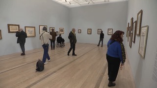 Besucher in der Cézanne-Ausstellung der Fondation Beyeler.