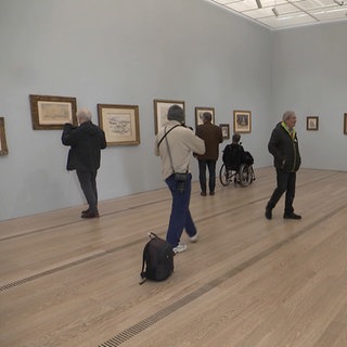 Besucher in der Cézanne-Ausstellung der Fondation Beyeler.