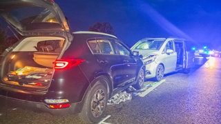 Zwei Autos sind auf der B3 bei Offenburg (Ortenaukreis) frontal zusammengestoßen. 