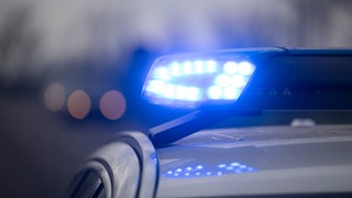 Ein Polizeiauto mit Blaulicht (Symbolbild).