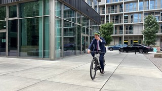 Ein Mann auf einem Fahrrad. Cem Özdemir zu Besuch in Freiburg.