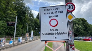 Dieses Schild kündigt an: Schauinsland gesperrt. Die Schauinslandstraße wird im Sommer 2026 saniert. Wer in Freiburg Rennrad fahren will, muss sich alternative Routen suchen.