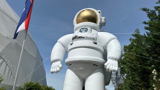 Die Figur eines Raumfahrers in weißem Anzug und mit kugelförmigem Helm steht im Europa-Park.