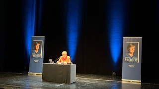 Angela Merkel bei der Lesung ihres Buches im Freiburger Theater.