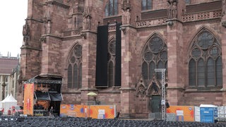 Die Münsterfenster werden für die Konzertabende vor Lautstärke geschützt.