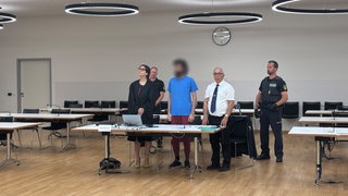 Angeklagter sitzt im Gericht vor dem Richter. Der Ex-Mitarbeiter soll einen Gastwirt in Rheinfelden erschlagen haben.
