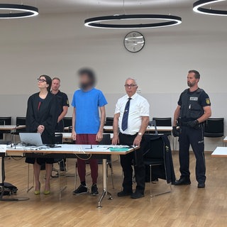 Angeklagter sitzt im Gericht vor dem Richter. Der Ex-Mitarbeiter soll einen Gastwirt in Rheinfelden erschlagen haben.