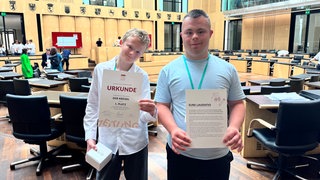 Zwei Schüler der Karl-Rolfus-Schule am St. Josefshaus in Rheinfelden und Lörrach bei der Preisverleihung in Berlin. Ihre Schülerzeitung "KReiSel" hat den ersten Platz abgeräumt in der Kategorie Förderschulen.