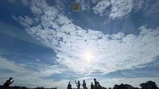Studierende der Hochschule Offenburg lassen auf dem Flugplatz Kehl-Sundheim den Ballon in die Stratosphäre starten.