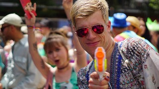 Tausende feiern CSD in der Freiburger Innenstadt
