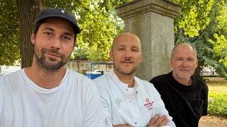 Das Team des Café Gupi: Die Betreiber Christoph Schneider und Christoph Düster, sowie Kellner Andreas Homann.