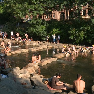 Die Dreisam in Freiburg ist ein beliebter Badeort an heißen Sommertagen.