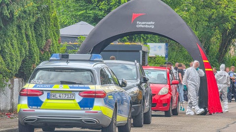 Ermittlungsbeamte im Einsatz vor einem Wohnhaus in Offenburg. 