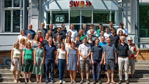 Team des SWR Studios Freiburg vor dem Haupteingang in der Kartäuserstraße