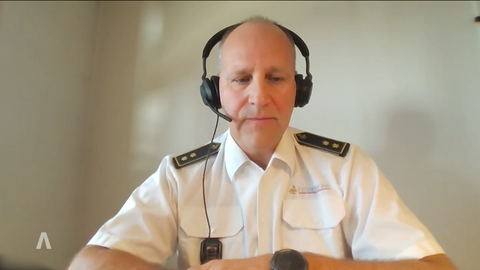 Uwe Häubner mit Head-Set. Deutsche und französische Feuerwehren rücken zusammen.