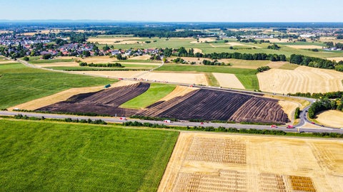 Ein verbrannter Acker aus der Vogelperspektive. In Willstätt brannte jüngst ein Feld.
