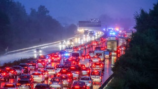langer Stau nach Aquaplaning Unfall auf A5