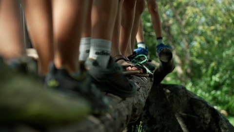 Kinder auf einem Balance-Seil - Freie Waldorfschule Dachsberg