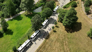 Drohnenaufnahme von vielen Menschen, die aus Reisebussen in die Ravennaschlucht strömen. Hunderttausende Besucher kommen pro Jahr.