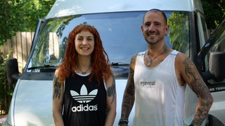 Die Spanier Garazi und Iker campen gerade in Freiburg. Sie genießen das Ambiente in der Stadt und waren schon im Schwarzwald wandern.