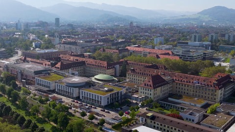 Eine Luftaufnahme von Gebäuden. Die Uniklinik Freiburg.