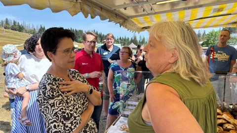 Landwirtschaftsministerin Marion Gentges (links) im Gespräch mit Landwirtinnen und Landwirten am Feldberg