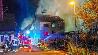 Feuerwehrleute in Neuried bei den nächtlichen Löscharbeiten.