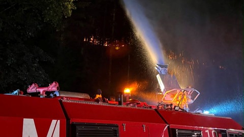 Das eigentlich ausgemusterte Flugfeld-Löschfahrzeug aus der Autosammlung Steim unterstützte den Einsatz beim Waldbrand in Schramberg. 