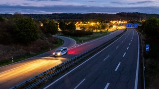 Ein Fahrzeug der Bundespolizei fährt über die ansonsten leere, weil voll gesperrte, Autobahn A861 nahe Rheinfelden.