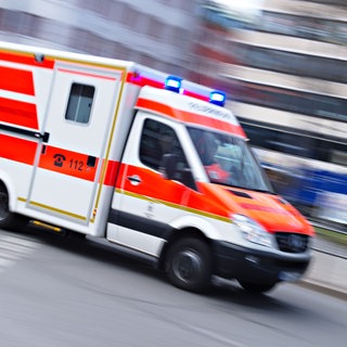 Ein Rettungswagen fährt mit Blaulicht