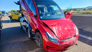 Bei einer Karambolage auf der A5 hat sich ein Auto unter ein anderes geschoben
