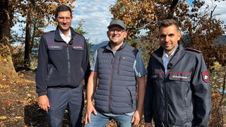 Die zwei Feuerwehrkommandaten und Landwirt Stefan Vollmer haben bei den Löscharbeiten der Brände bei Zell am Harmersbach mitgeholfen.