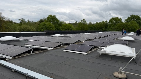 Auf dem Dach der Helios-Arena entsteht eine neue Photovoltaikanlage mit 320 Kilowatt-Peak Leistung, die künftig einen Teil des Strombedarfs der Eishalle decken soll.