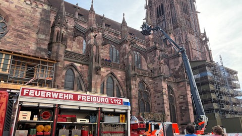 Eine Drehleiter im Einsatz am Freiburger Münster.