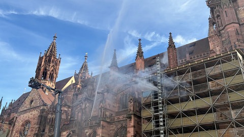 Die Feuerwehr löscht den Brand mit Wasser.