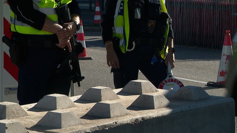 Bewaffnete Polizisten.