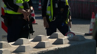 Bewaffnete Polizisten.