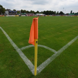 Ecke im Kaiserstuhlstadion mit orangefarbener Eckfahne