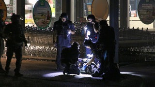 Ein Hubschrauber kreist, Polizeihunde suchen: Nachdem in Oberndorf am Neckar eine Frau lebensgefährlich verletzt wurde, kann die Polizei einen Verdächtigen festnehmen.