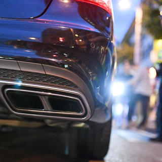 Polizist kontrolliert Autoposer der Tuning-Szene