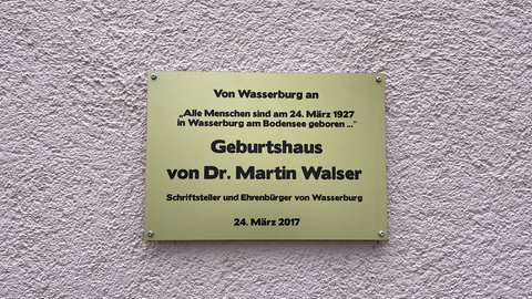Gedenkplakette am Geburtshaus von Martin Walser in Wasserburg am Bodensee
