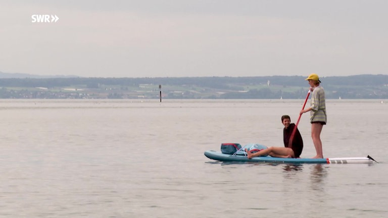 Zwei Menschen auf einem SUP am Bodensee