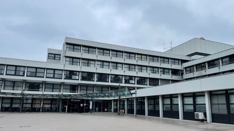 Die Klinik Friedrichshafen, die zum Medizin Campus Bodensee gehört, von außen.