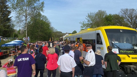 Premiere zum Saisonstart: Erster Stopp der Biberbahn am neuen Haltepunkt Mühlingen-Zoznegg.