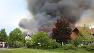 Großbrand bei einem Bauunternehmen in Schlier im Kreis Ravensburg
